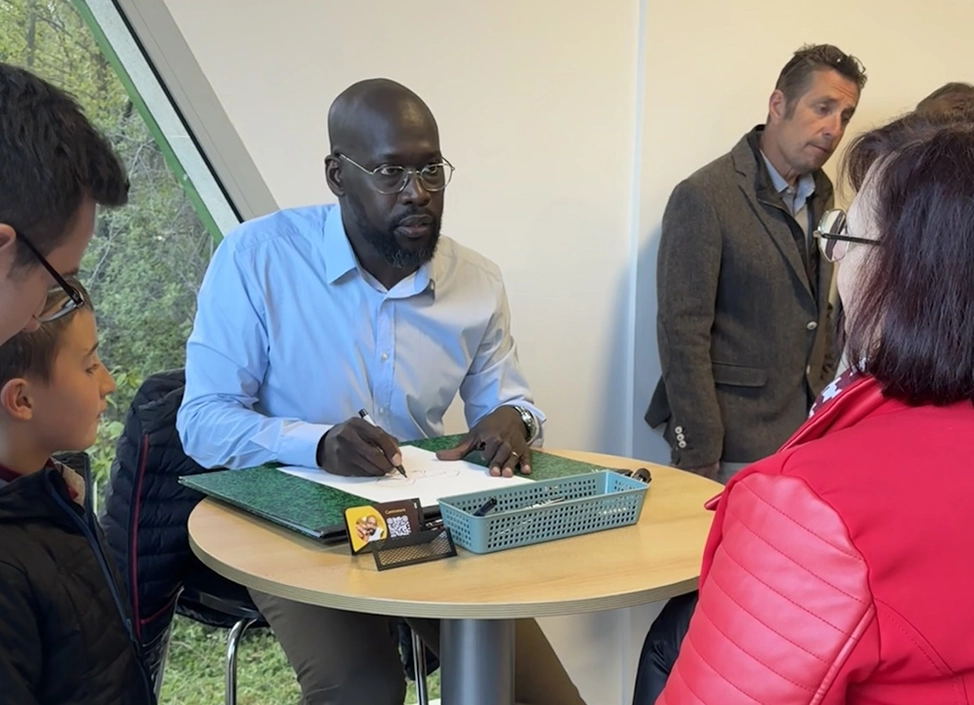 Ismael, caricaturiste professionnel à Nancy, réalisant une caricature en direct lors d'un événement dans le Grand Est.